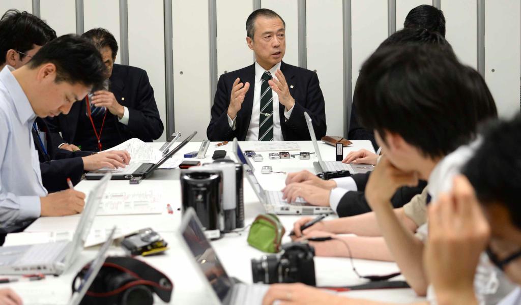２０１４年３月期決算を発表する東京ガスの広瀬道明社長（中央）＝２８日、東京都千代田区
