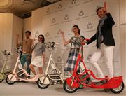 片山工業が１０月に発売する「ウォーキングバイシクル」＝３０日、東京都千代田区