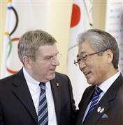 国際オリンピック委員会（ＩＯＣ）のマーケティング委員長に就任した竹田恒和氏（右）とトーマス・バッハＩＯＣ会長