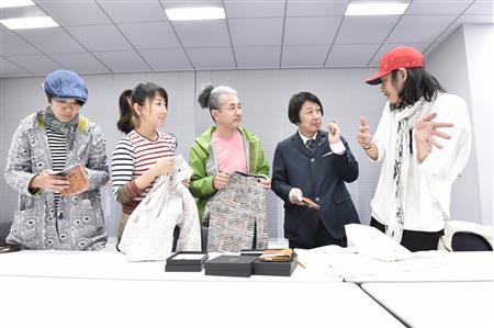 アート展「つながる＿それから？」の打合せをする（左から）絵本作家のスギヤマカナヨ、東ちづる、美術家の中津川浩章、ＢＥＭＳクリエイティブディレクターの窪浩志、ＰＲ－ｙ主宰クリエイティヴディレクターの笠谷圭見＝２０１４年４月２４日（山下元気さん撮影、一般社団法人「Ｇｅｔ＿ｉｎ＿ｔｏｕｃｈ」提供）