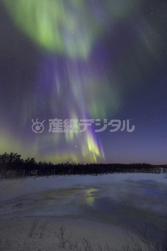 湖の氷が溶け出し、間もなく湖面に映る逆さオーロラの撮影が出来る季節となる＝２０１４年４月１９日、カナダ・イエローナイフ（田中雅美さん撮影）