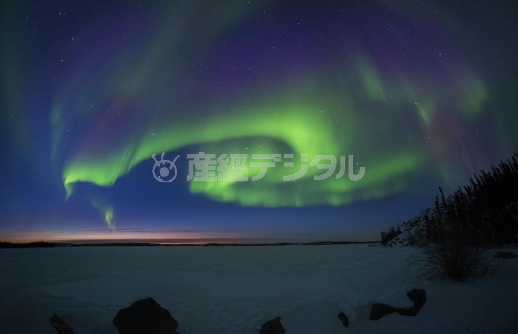 渦巻き状の春オーロラが夕焼けの中まだ空が青く写る時間に出現した＝２０１４年４月１７日、カナダ・イエローストーン（田中雅美さん撮影）