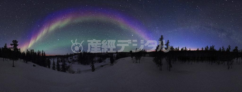 オーロラの上部は紫色で、左側の地平線は昇月焼けの赤い色に染まり、右側の地平線は夕焼けの残照。その上には天の川も見られる。春オーロラの特徴がすべて映し出された、なんとも豪華な共演だ＝２０１４年４月１８日、カナダ・イエローナイフ（田中雅美さん撮影）