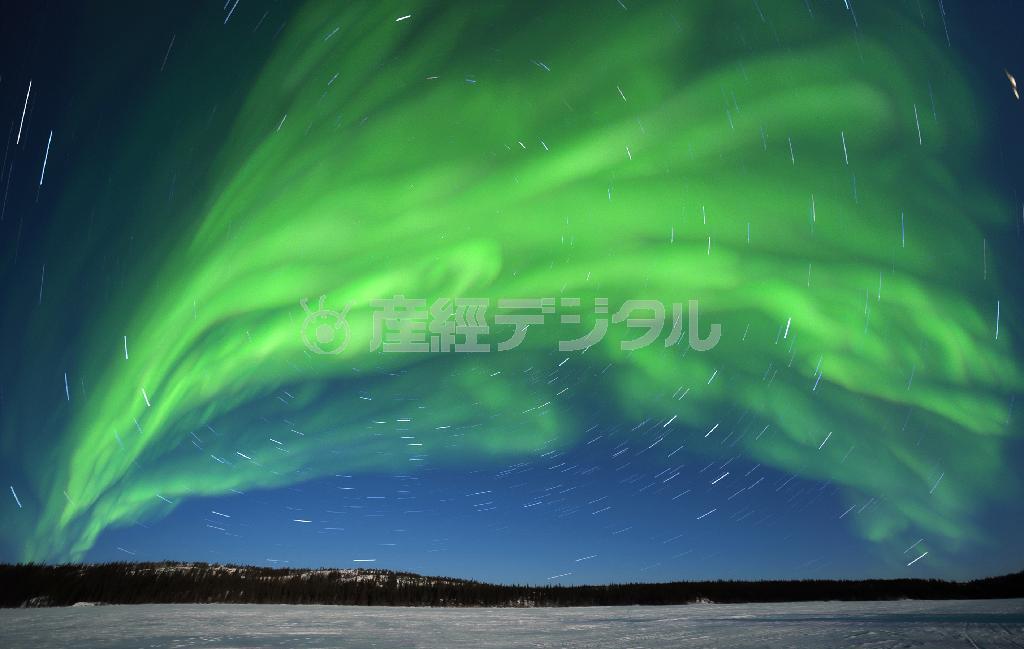 撮影した１２６枚のデータに特殊な処理を施してオーロラの動きを表現した＝２０１４年４月１６日、カナダ・イエローナイフ（田中雅美さん撮影）