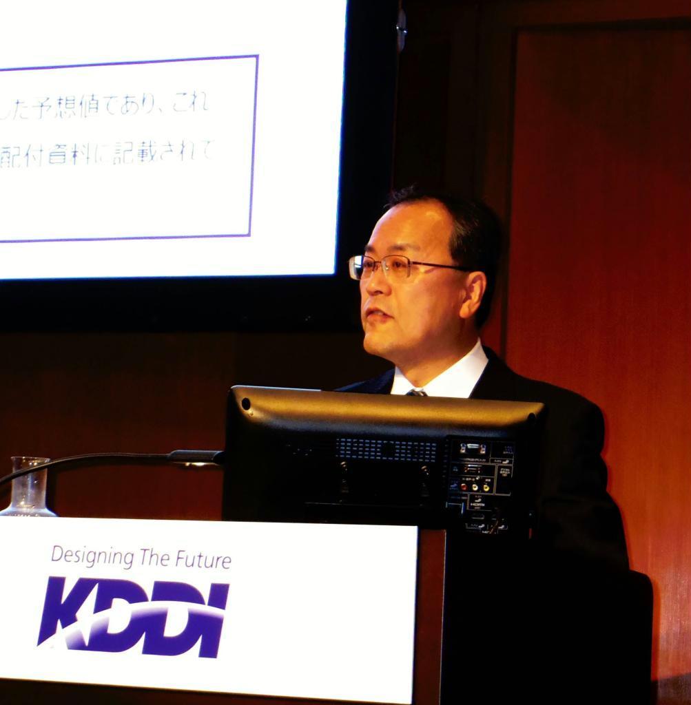 ２０１４年３月期決算について説明するＫＤＤＩの田中孝司社長＝３０日、東京都千代田区