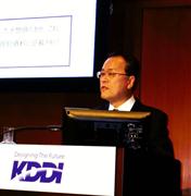 ２０１４年３月期決算について説明するＫＤＤＩの田中孝司社長＝３０日、東京都千代田区