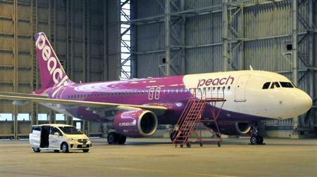 那覇空港付近で海面に異常接近したピーチ・アビエーション機＝２０１４年４月２９日、大阪府・関西空港（共同）