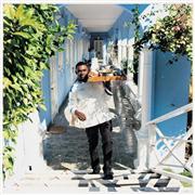 オーチョリナスの「Ｊａｍａｉｃａ＿Ｉｎｎ」は、かつてマリリン・モンローがハネムーンで滞在したこともある老舗の高級リゾート。ルームサービスを給仕中のマーティン＝ジャマイカ（かくたみほさん撮影）