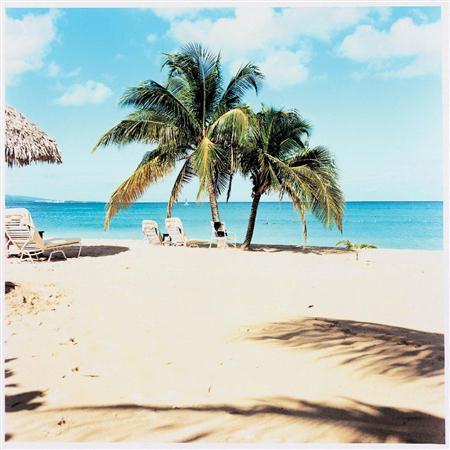 椰子の木、デッキチェア、そしてサラサラのホワイトサンドが広がるビーチ。カリビアンリゾートの典型的なスタイルだ＝ジャマイカ・オーチョリナスの「Ｊａｍａｉｃａ＿Ｉｎｎ」（かくたみほさん撮影）