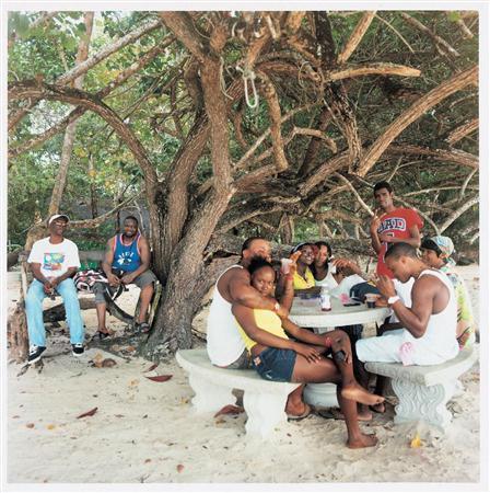 およそ１１キロにわたって続く７マイルビーチは、地元の人々との出会いにあふれている。高校生の仲良しグループに遭遇。この国特有のパトワ語で挨拶を交わせば、いとも簡単に打ち解けられる＝ジャマイカ（かくたみほさん撮影）