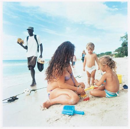 米マサチューセッツ州ボストンから子どもと一緒に来ていた家族。幼い頃にヒッピーだった両親に連れて来てもらったのがきっかけで、ネグリルには今もよく遊びに来るという。「自由で健やかな気分になれるから、心ゆくまでリラックスできる」＝ジャマイカ（かくたみほさん撮影）