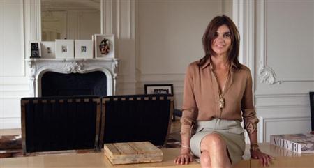 大きくシャツの襟元をあけ、ジャストフィットしたタイトスカートに身を包んだカリーヌ・ロワトフェルド（提供写真）