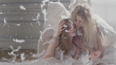 夢とファンタジーにあふれた「ＣＲ＿ファッション＿ブック」の撮影シーン（提供写真）