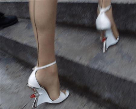シャネルのショーに向かうカリーヌ・ロワトフェルドの足元。ヒールがユニーク（提供写真）