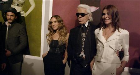 シャネル、フェンディのデザイナー、カール・ラガーフェルド（中央）と、女優サラ・ジェシカ・パーカーとカメラに微笑むカリーヌ・ロワトフェルド（提供写真）