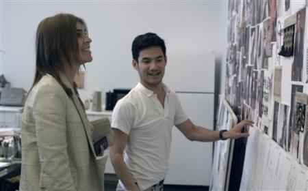 デザイナー、ジョセフ・アルチュザラ（右）は事務所の壁にはカリーヌ・ロワトフェルドの写真を張り、インスピレーションの源にしていた（提供写真）