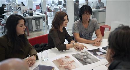 「ＣＲ」の編集会議。ＮＹ発のカルチャー雑誌「ヴィジョネア」創刊者として知られるスティーブン・ガン（右）がカリーヌ・ロワトフェルドを支えている（提供写真）