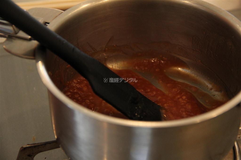 アスパラガスの酢みそ和え（作り方１）＿＿鍋に調味料を合わせ、弱火にかけて、ぽってりするまで練る。