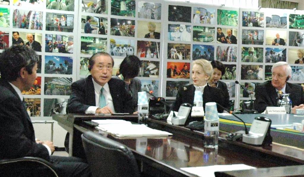 東電の原子力改革監視委員会であいさつする数土文夫会長（左から２人目）＝１日、東京都千代田区