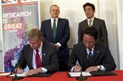 東京電力と英セラフィールド社との協力声明署名式に臨む安倍晋三首相（右上）、増田尚宏・福島第１廃炉推進カンパニー最高責任者（右下）ら＝１日午後、ロンドン大学（東電提供）