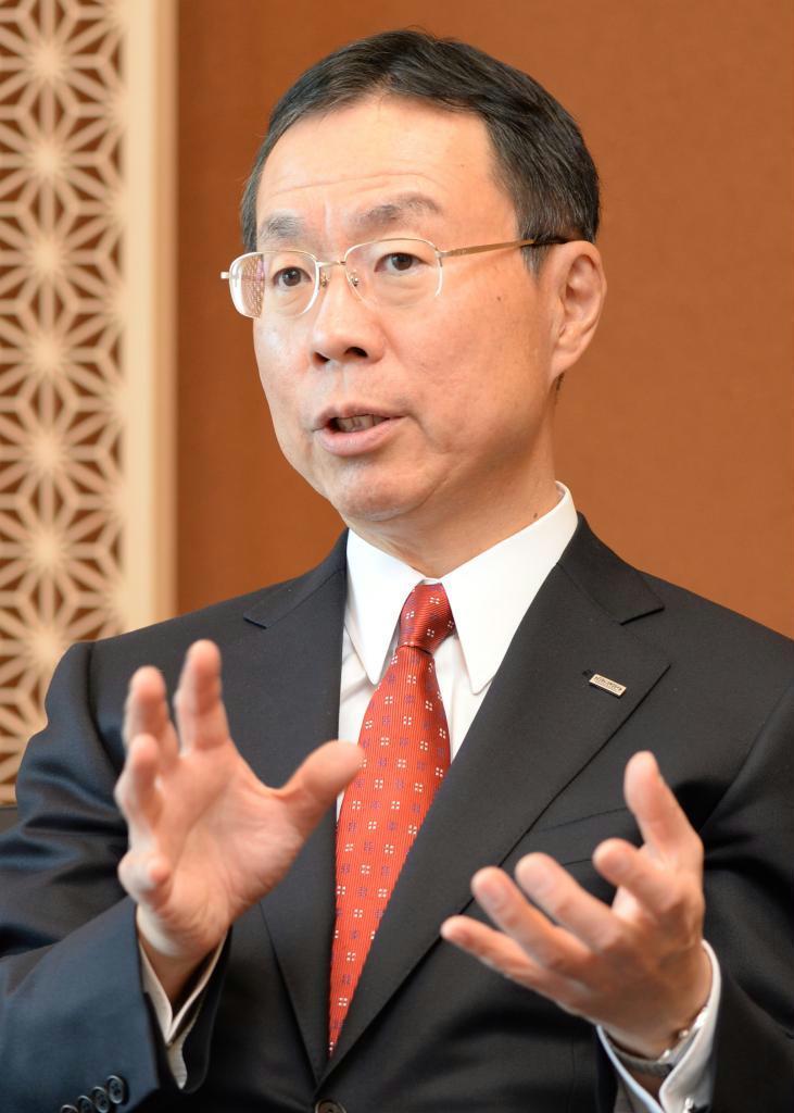インタビューに答えるみずほ銀行の林信秀頭取＝東京都千代田区