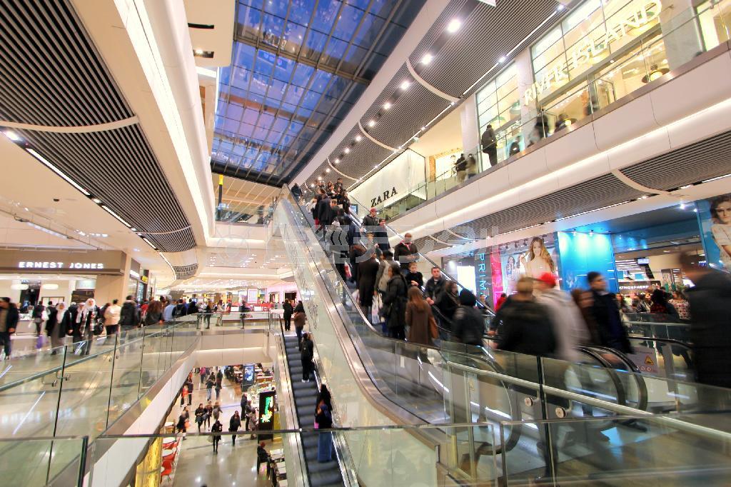 メーン会場最寄り駅、ストラトフォード。ひときわ華やかな駅前の商業施設は五輪開幕に併せて建設された＝２０１４年３月３日、英国・首都ロンドン（渡守麻衣さん撮影）