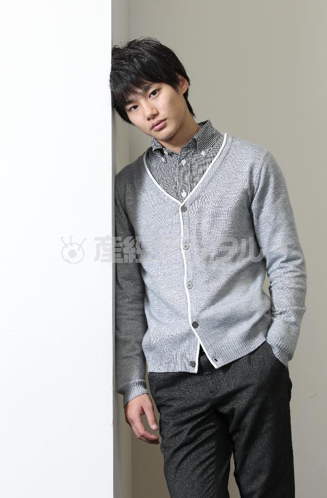 「１０年後の自分？＿人に気を遣わせず、自然体でいられる大人にはなりたい。それでいて、子供のように素直な心も持っていたい」と話す、俳優の野村周平さん＝２０１４年２月４日、東京都港区（吉澤良太撮影）