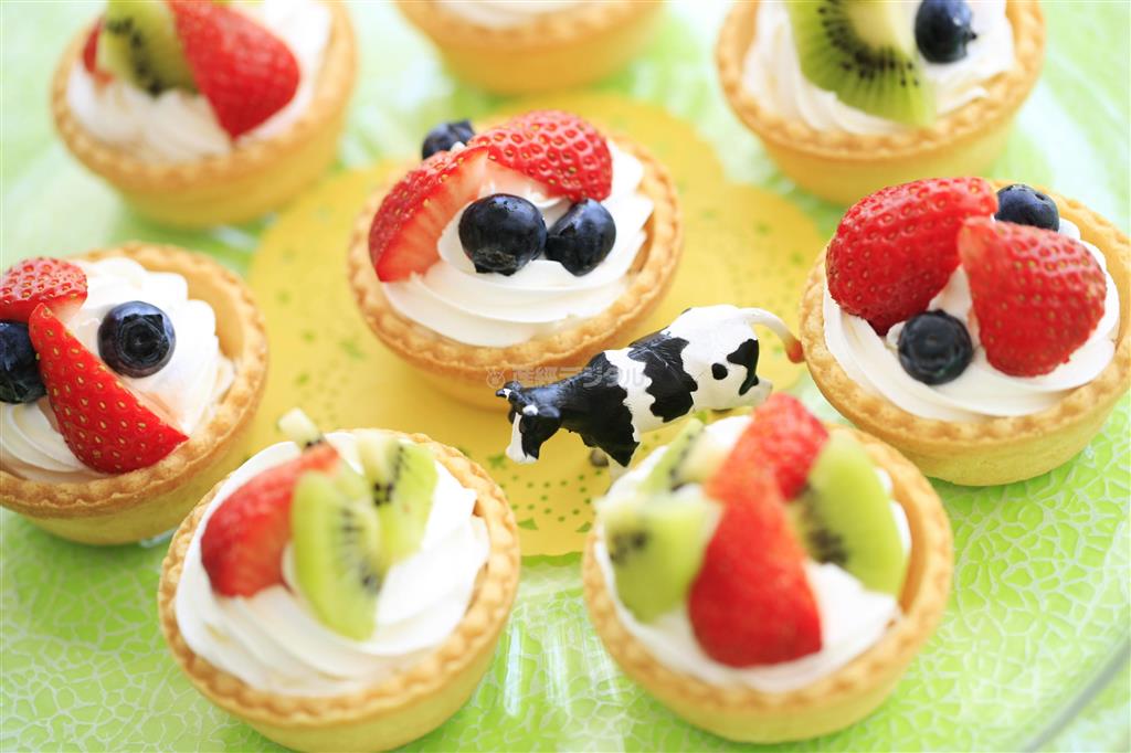 タルトの写真ですが、白い生クリームが白く飛びすぎないような露出で撮影しましょう。クリームの角がしっかり見えるようにすることがポイントです（須藤夕子さん撮影）