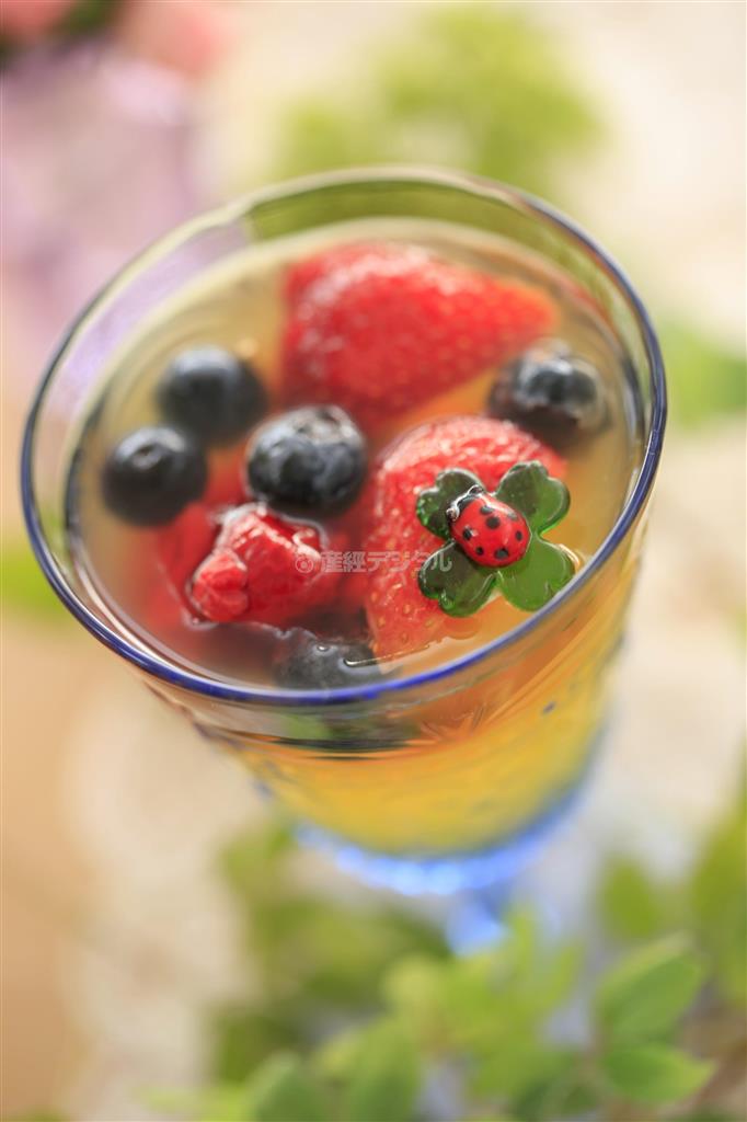 ゼリーの上に、てんとう虫のガラス小物を乗せました。てんとう虫がアクセントになり、ピント合わせも楽になりました（須藤夕子さん撮影）