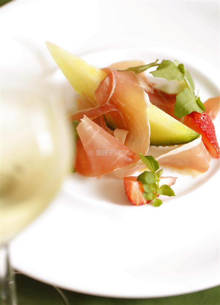 料理の後ろにワイングラスを入れると、どうしても料理が小さくなってしまうことがありますよね。その場合、手前 に持ってきてはどうでしょうか？（須藤夕子さん撮影）