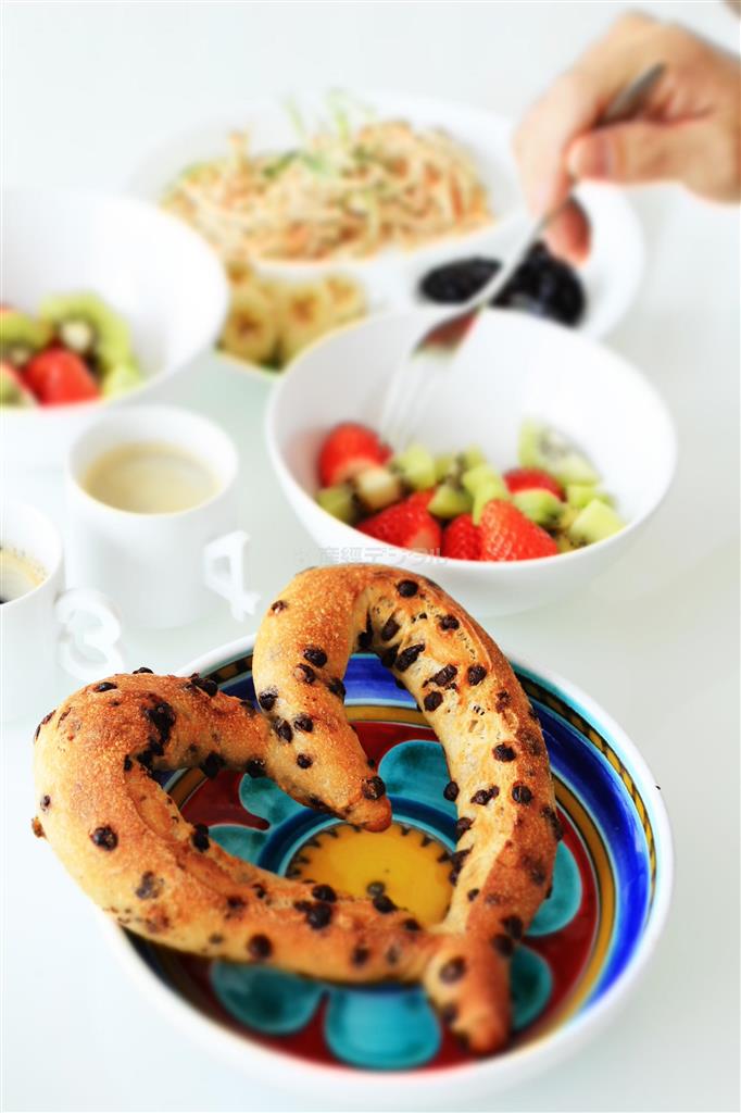 主役はハート形のパンです。背景には脇役となるフルーツを置いてみました（須藤夕子さん撮影）