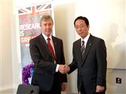 協力声明署名式で握手する東京電力福島第１廃炉推進カンパニーの増田尚宏最高責任者（右）と英セラフィールドのプライスＣＥＯ＝１日午後、ロンドン大学（東電提供）