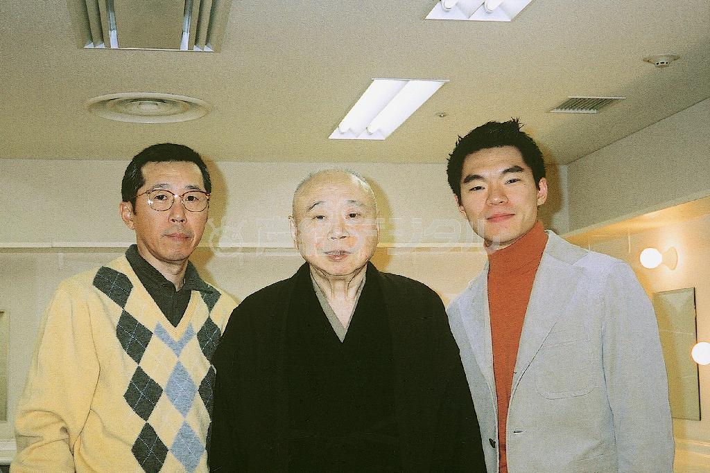 私（右）と、叔父の現・六代目小さん（当時三語楼、左）に挟まれた、僕の祖父、五代目小さん。２００２年の貴重な３ショットです！（柳家花緑さん提供）