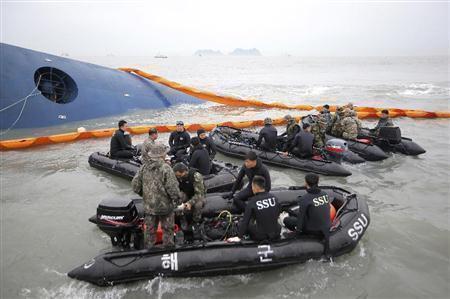 ４月１７日、転覆し、沈んでいく旅客船の近くに集まった韓国海軍の海難救助部隊の隊員たち＝２０１４年、韓国・全羅南道珍島沖（ＡＰ）