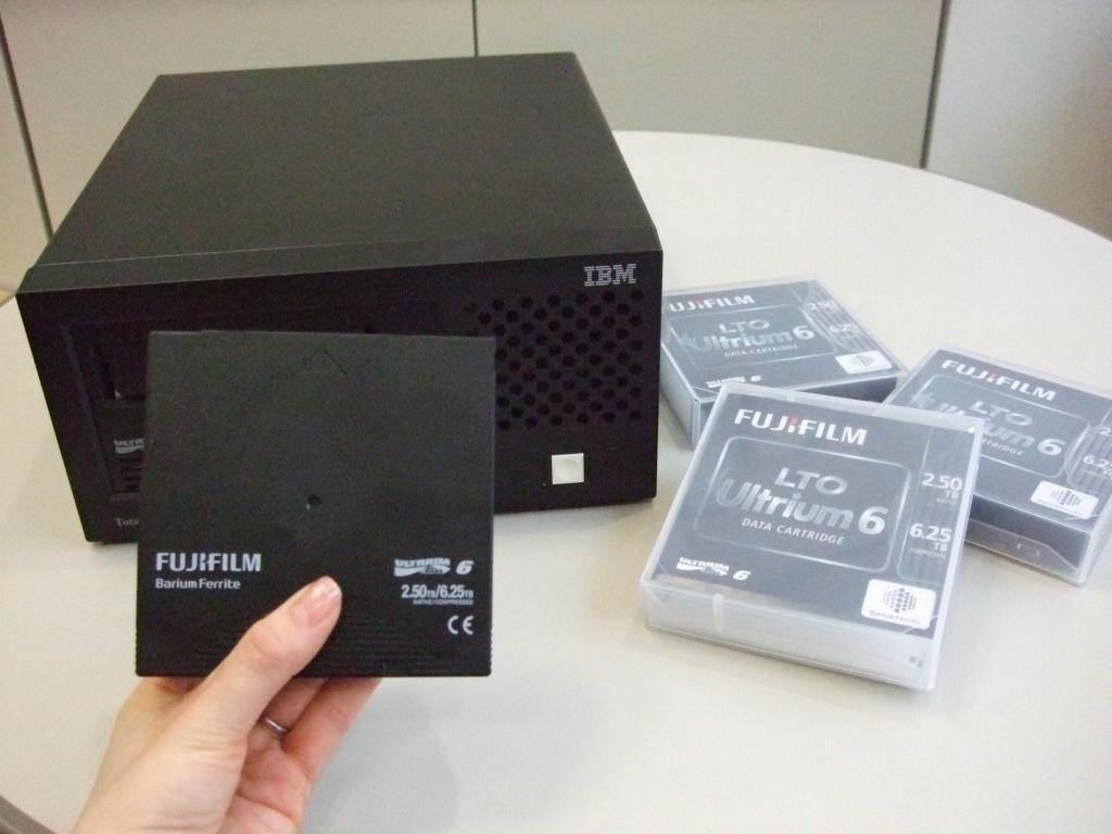 コンピューターや映像など大容量データを記録できる富士フイルムの磁気テープと読み取り装置