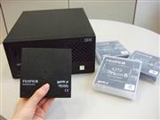 コンピューターや映像など大容量データを記録できる富士フイルムの磁気テープと読み取り装置