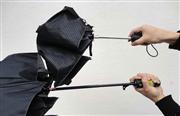 上のものが閉じるときに手元のボタンを押すだけで軸が半分縮む日本初の自動開閉折り畳み傘