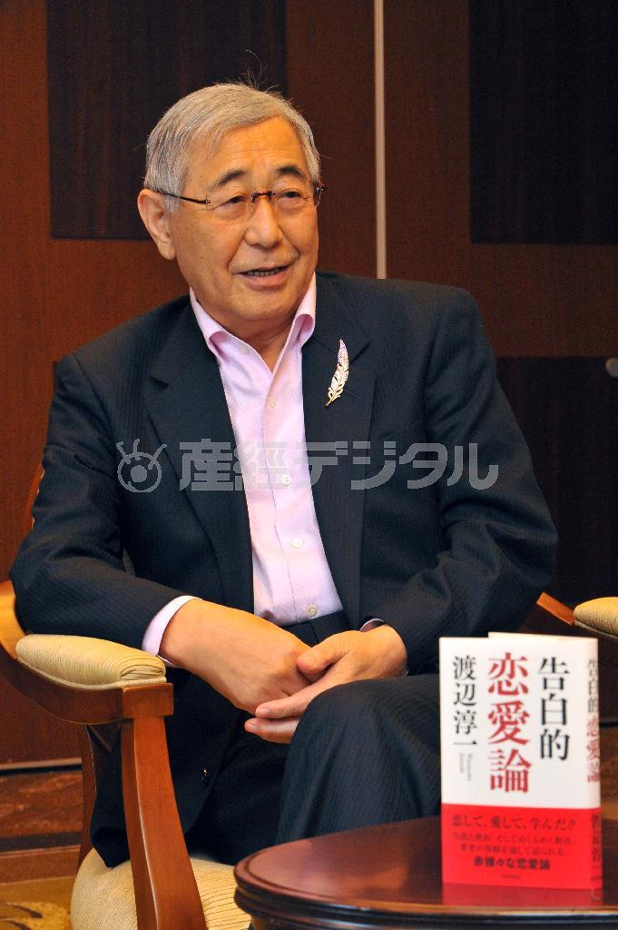 新刊について取材を受ける作家の渡辺淳一さん＝２００９年１２月１４日、大阪市北区（沢野貴信撮影）