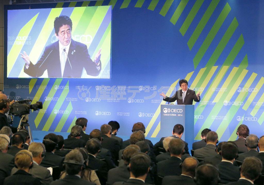 経済協力開発機構（ＯＥＣＤ）閣僚理事会で基調講演を行う安倍晋三（しんぞう）首相＝２０１４年５月６日、フランス・首都パリ（共同）