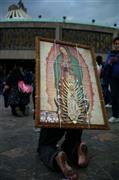 大きなマリア像の絵を背負って巡礼する信者＝２０１２年１２月１３日、メキシコ・首都メキシコ市（緑川真実さん撮影）