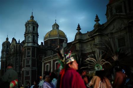 寺院前広場で、先住民の衣装を着て踊りを披露する何十ものグループ。褐色の肌に黒髪の聖母は、当時の先住民にも聖母に親近感を抱かせ、キリスト教布教の力になったことは間違いないだろう＝メキシコ・首都メキシコ市（緑川真実さん撮影）