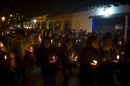 クリスマスの催し物の前に、住民がろうそくをともして近所を周回する＝２０１２年１２月２３日、メキシコ・サンクリストバル・デ・ラス・カサス（緑川真実さん撮影）