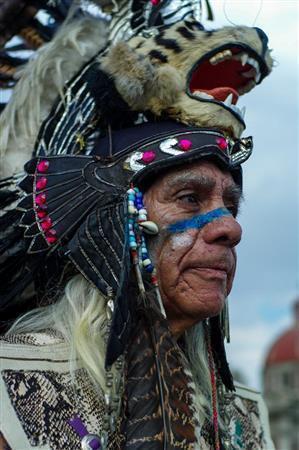 広場には、老若男女がスペイン人到着前の先住民の衣装をまとい、誇らしく踊っていた＝メキシコ・首都メキシコ市（緑川真実さん撮影）