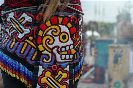 ダンサーの衣装も凝ったデザインが多く見られた＝メキシコ・首都メキシコ市（緑川真実さん撮影）