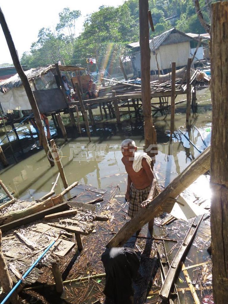 巨大台風で甚大な被害を受けたフィリピン・パラワン州クリオン島では、３カ月後の２月時点でも、倒壊したままの家屋がいたるところに残されたいた＝２０１４年（宮城学院女子大学＿有志学生記者、作間温子撮影）