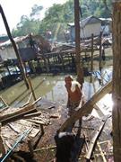 巨大台風で甚大な被害を受けたフィリピン・パラワン州クリオン島では、３カ月後の２月時点でも、倒壊したままの家屋がいたるところに残されたいた＝２０１４年（宮城学院女子大学＿有志学生記者、作間温子撮影）