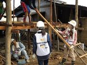 慣れない大工仕事にも一生懸命に取り組む学生ボランティアたち＝２０１４年２月、フィリピン・パワラン州クリオン島（提供写真）