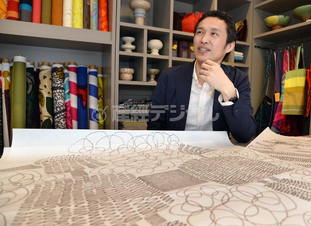 穏やかな口調でデザインについて語る鈴木マサルさん。刺繍の縫い目を１つずつ手描きした原画からはぬくもりが漂う＝２０１４年４月２５日、東京都渋谷区（矢島康弘撮影）
