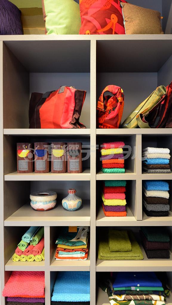 タオルやクッションカバー…いくつかそろえて鈴木マサルさんの色使いを楽しみたい