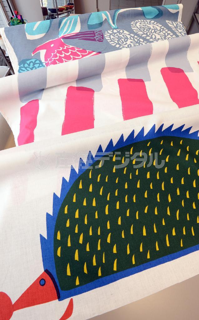 「オッタイピイヌ」の生地は手染め。手前のハリネズミ柄は、黄色に青色を重ねた部分が緑色に。プリントの表情に奥行きと味わいが生まれる